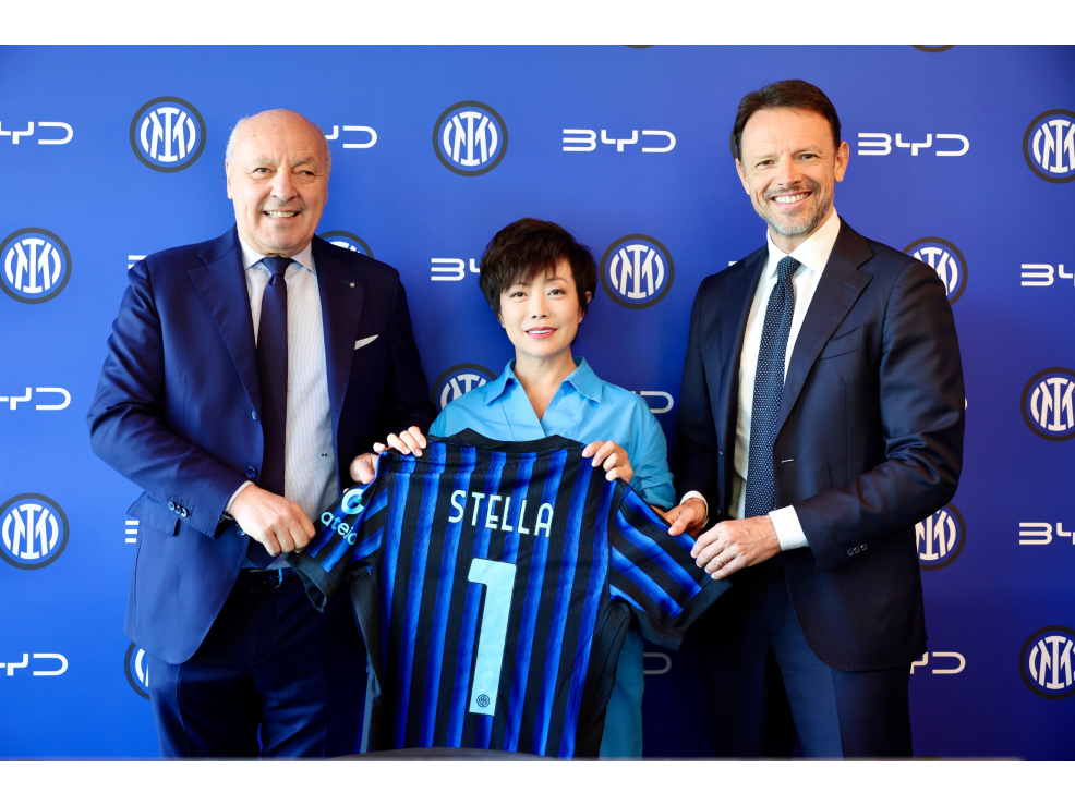 2_Group_photo_with_a_specially_customized_jersey